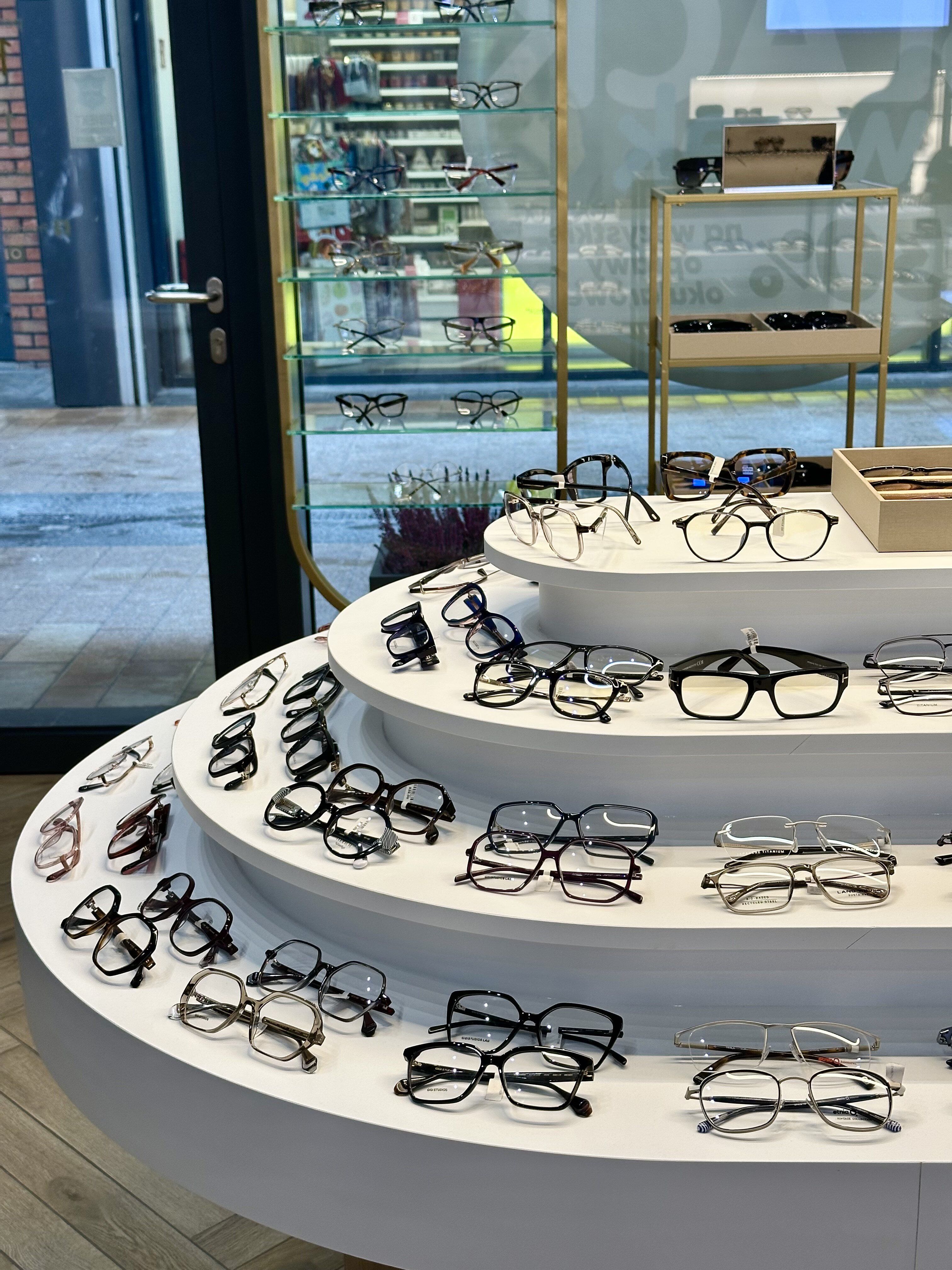 Salon Optyk Progress - okulary na stole